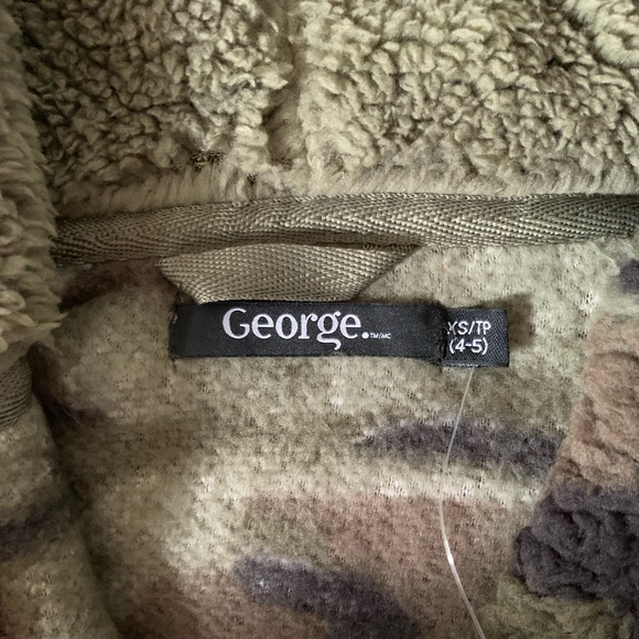 Boy’s fluffy camo robe - Picture 3 of 3